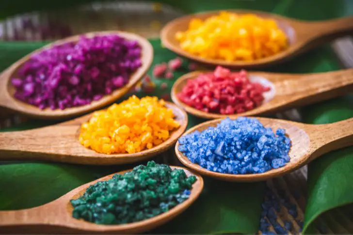 Sales de baño de diferentes tipos y colores.